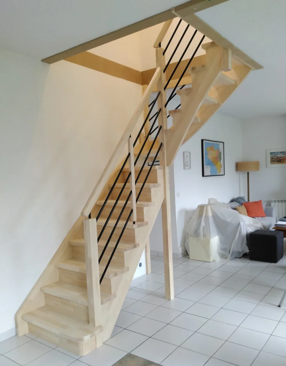 Escalier en frêne abouté et tube alu noir — Escalier en bois massif