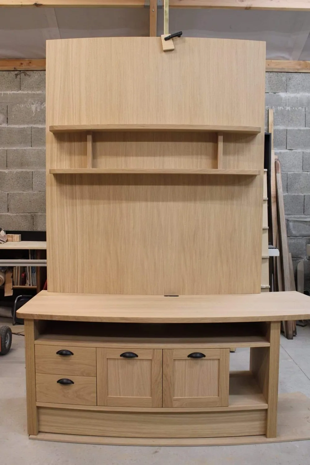 Meuble TV en chêne finition vernis naturel mat — Mobilier en bois massif