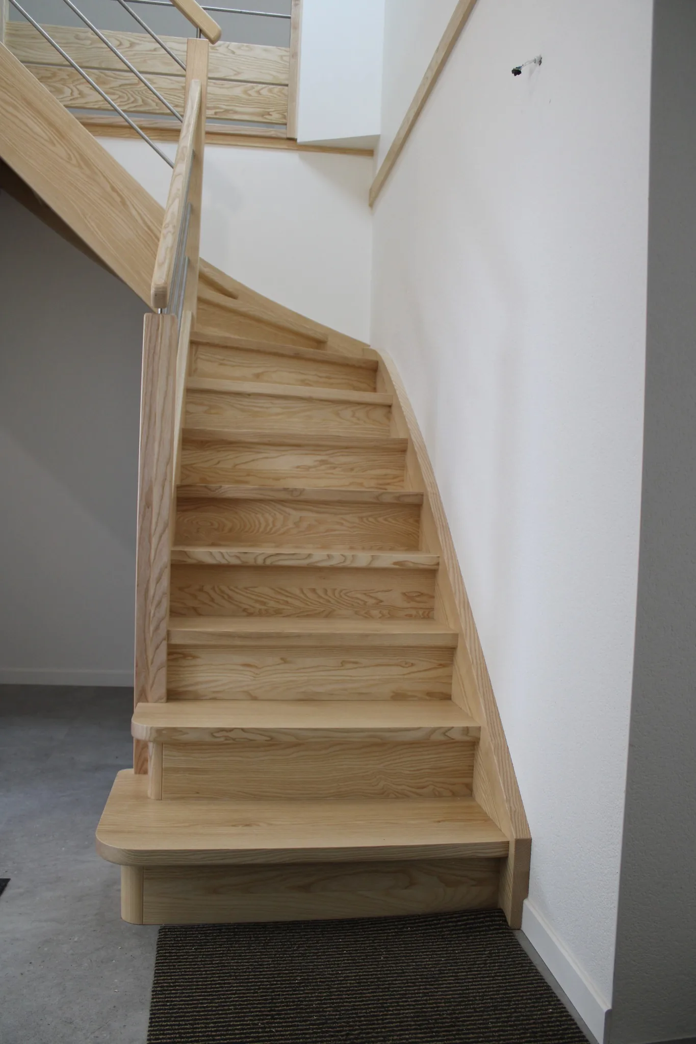 Escalier simple quart tournant en frêne massif — Escalier (vue 2)