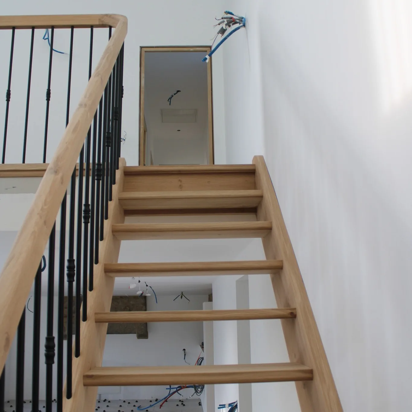 Escalier chêne, balustres acier noir — Escalier (vue 3)
