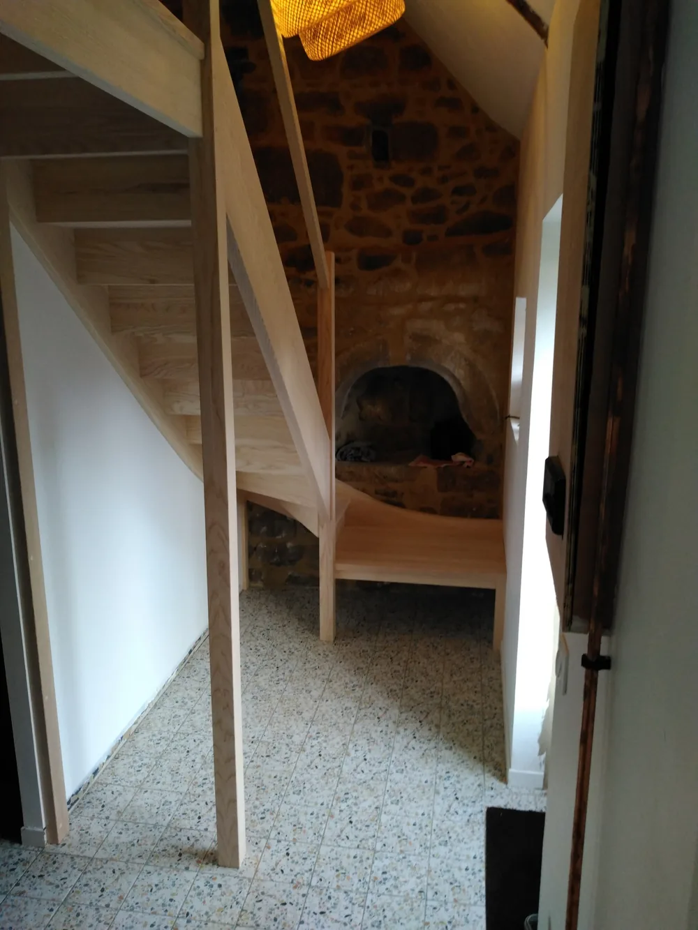 Escalier en frêne finition brute — Escalier en bois massif