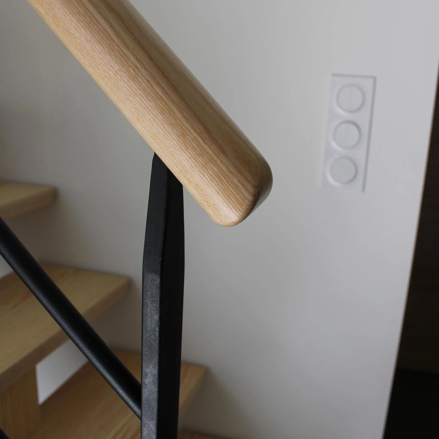 Escalier sur limon central en frêne — Escalier (vue 3)