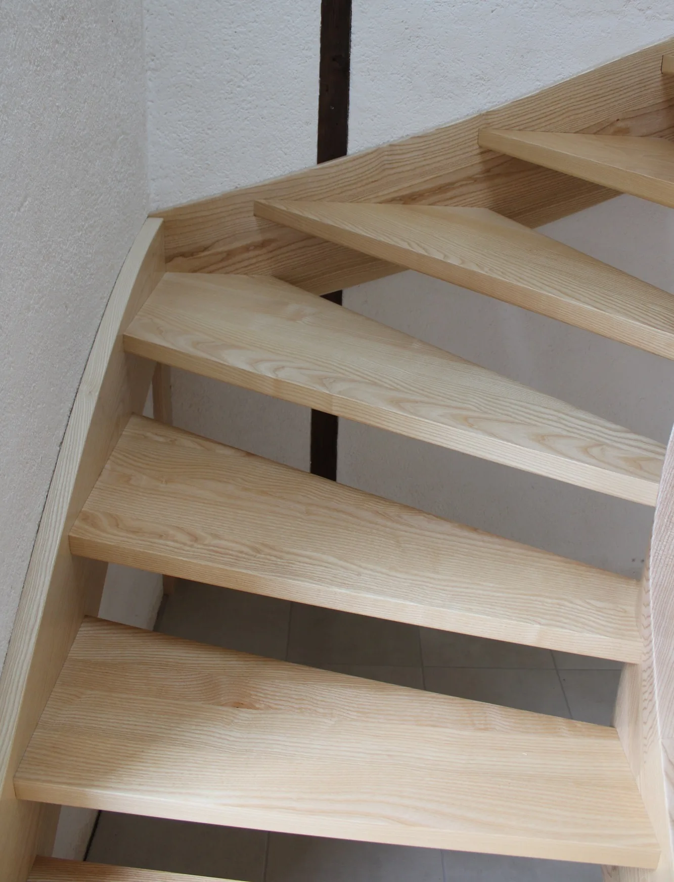 Escalier débillardé double quart tournant en frêne — Escalier (vue 10)