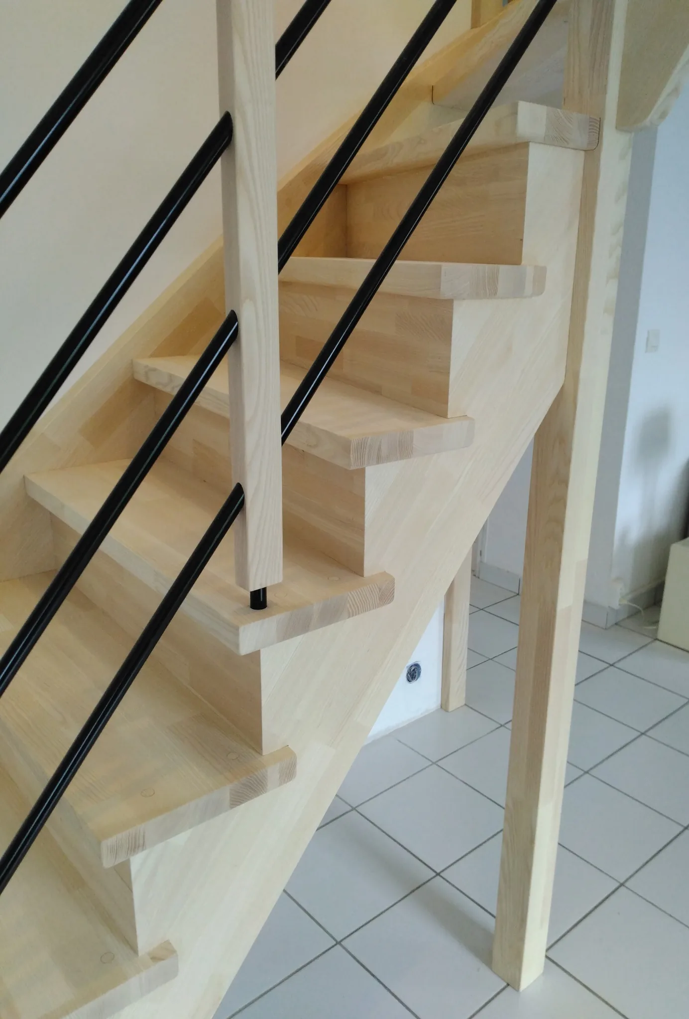 Escalier en frêne abouté et tube alu noir — Escalier (vue 4)
