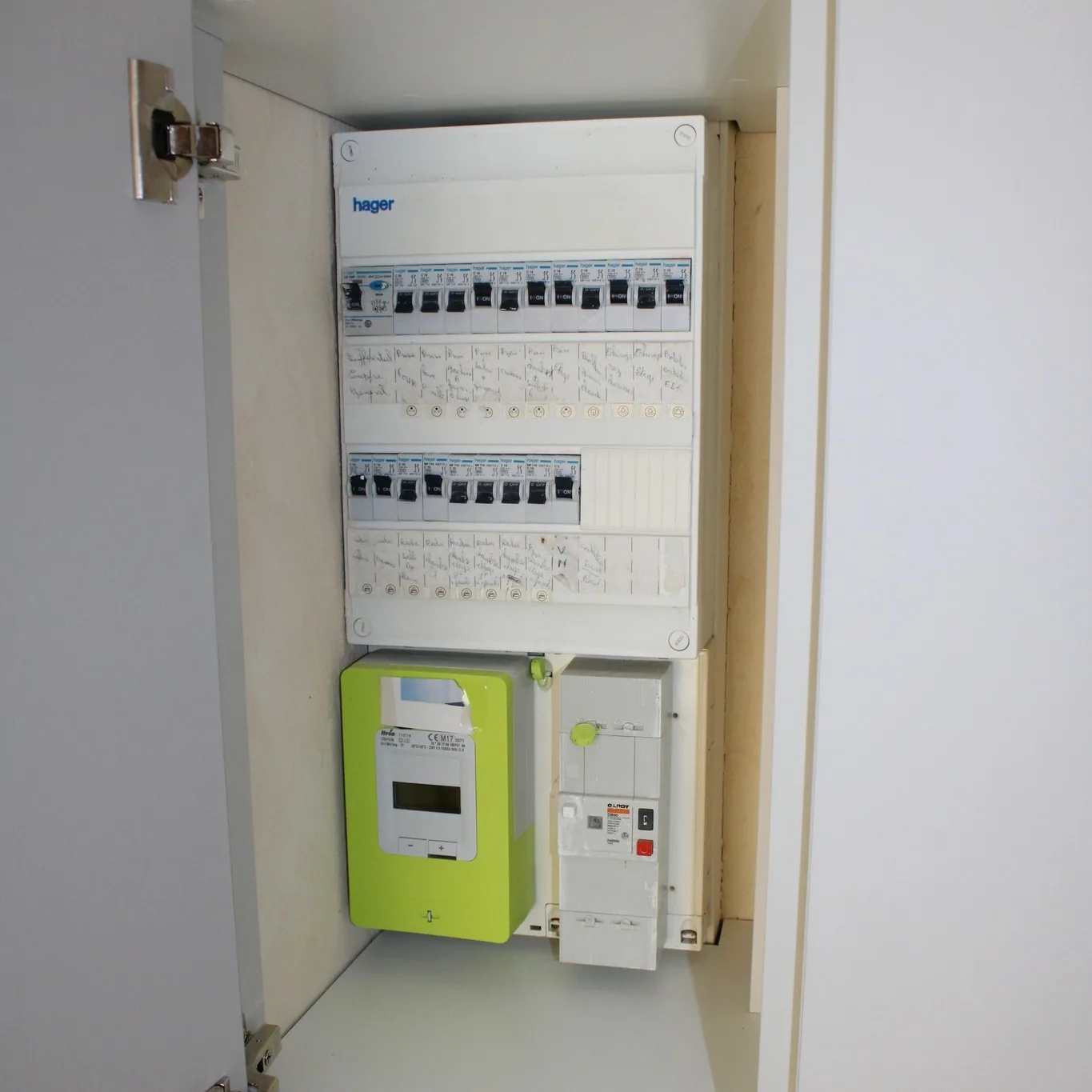 Cache-compteur, penderie et commode en mélaminé — Dressing (vue 2)