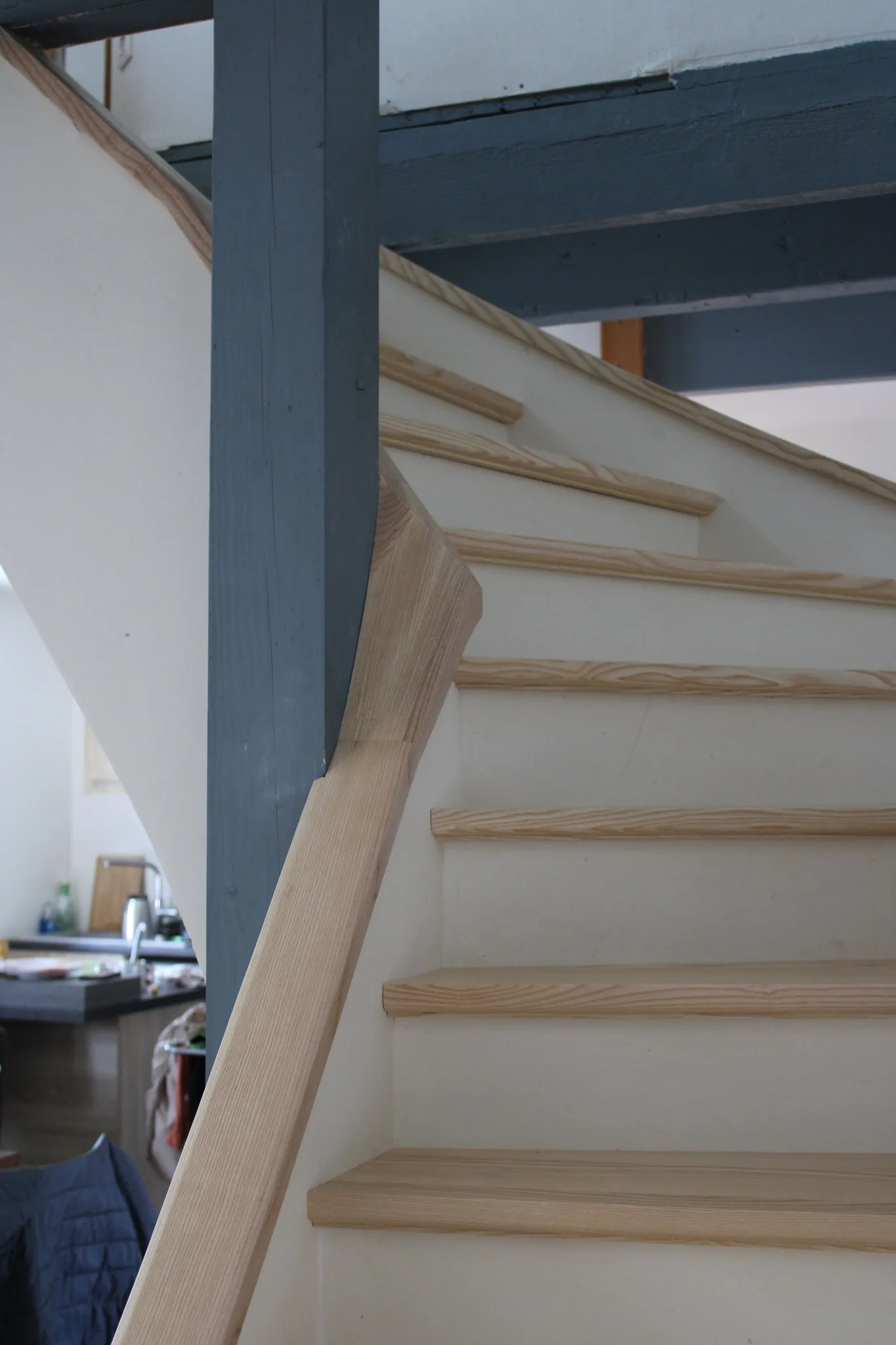 Habillage d'escalier, marches en frêne massif — Escalier (vue 3)