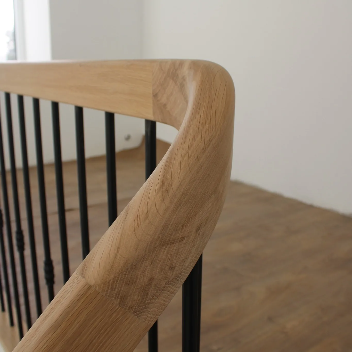 Escalier chêne, balustres acier noir — Escalier (vue 6)