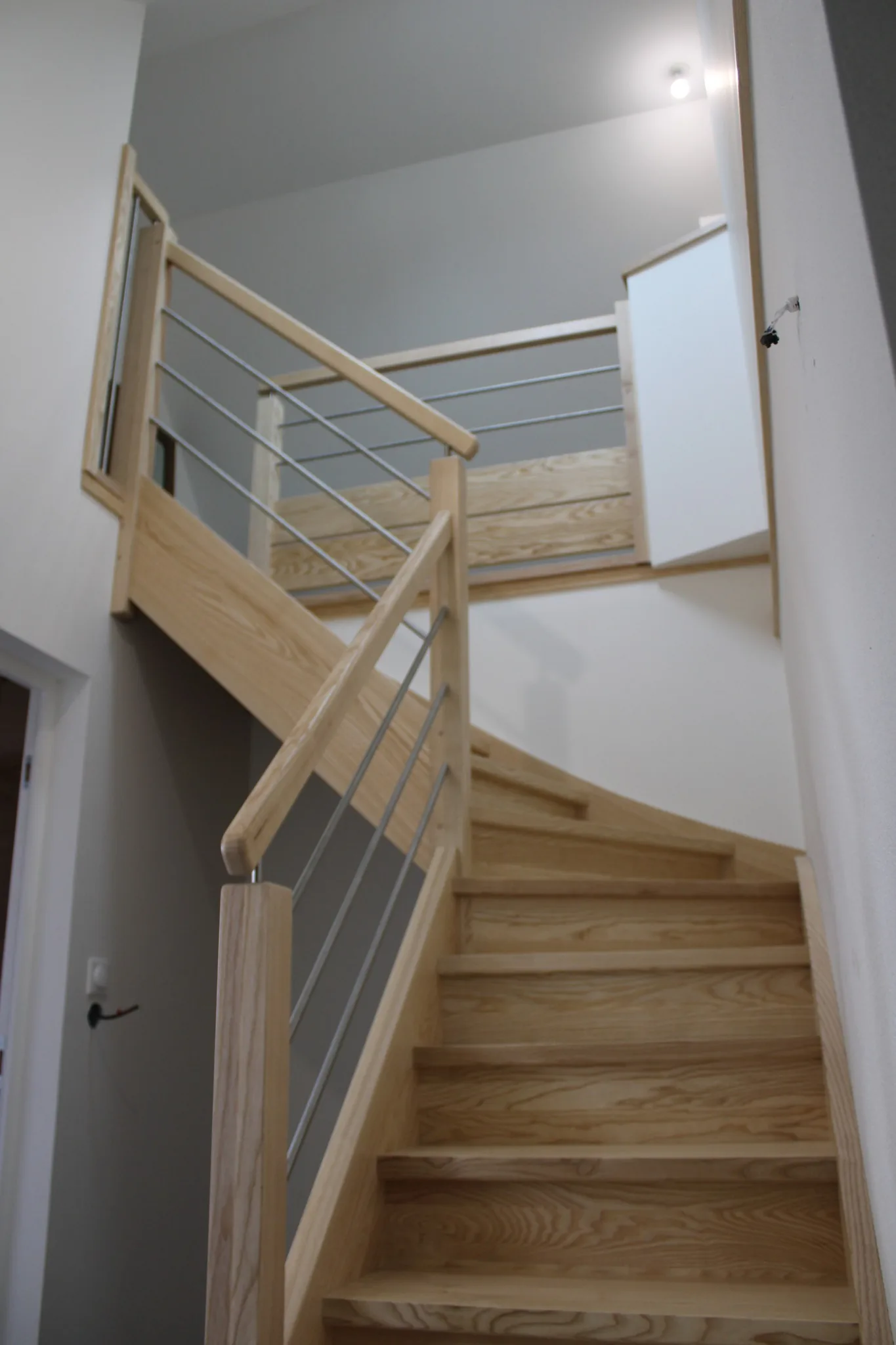 Escalier simple quart tournant en frêne massif — Escalier