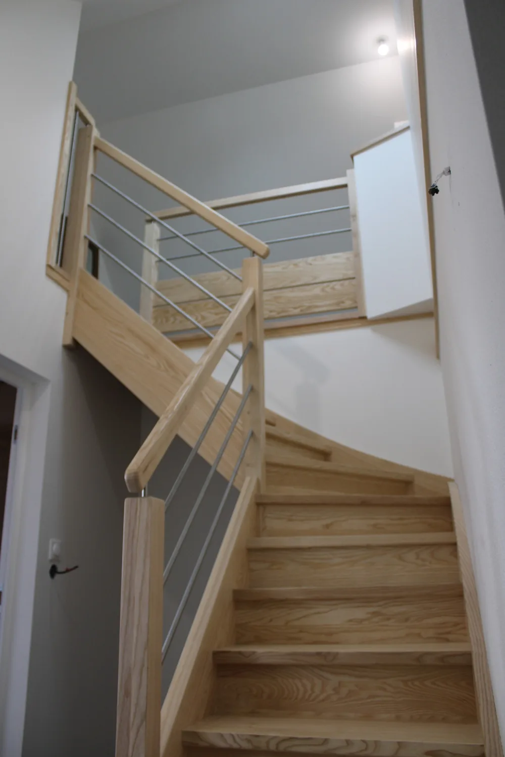 Escalier simple quart tournant en frêne massif — Escalier en bois massif
