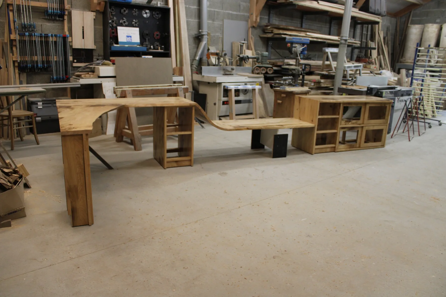 Bureau, banquette et rangement en châtaigné — Mobilier