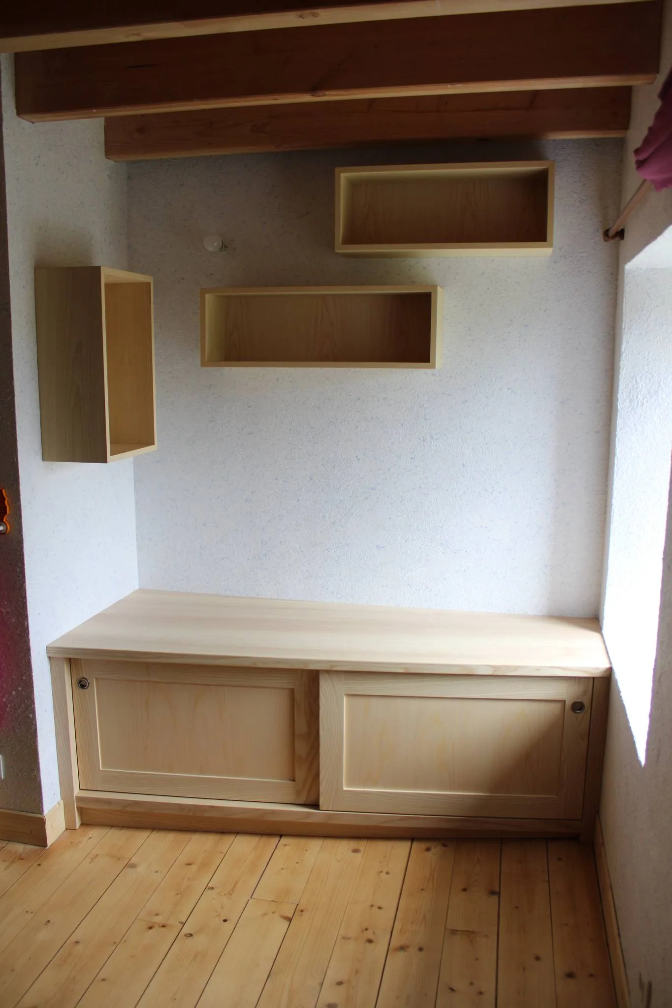Meuble de rangement en frêne, portes coulissantes — Mobilier