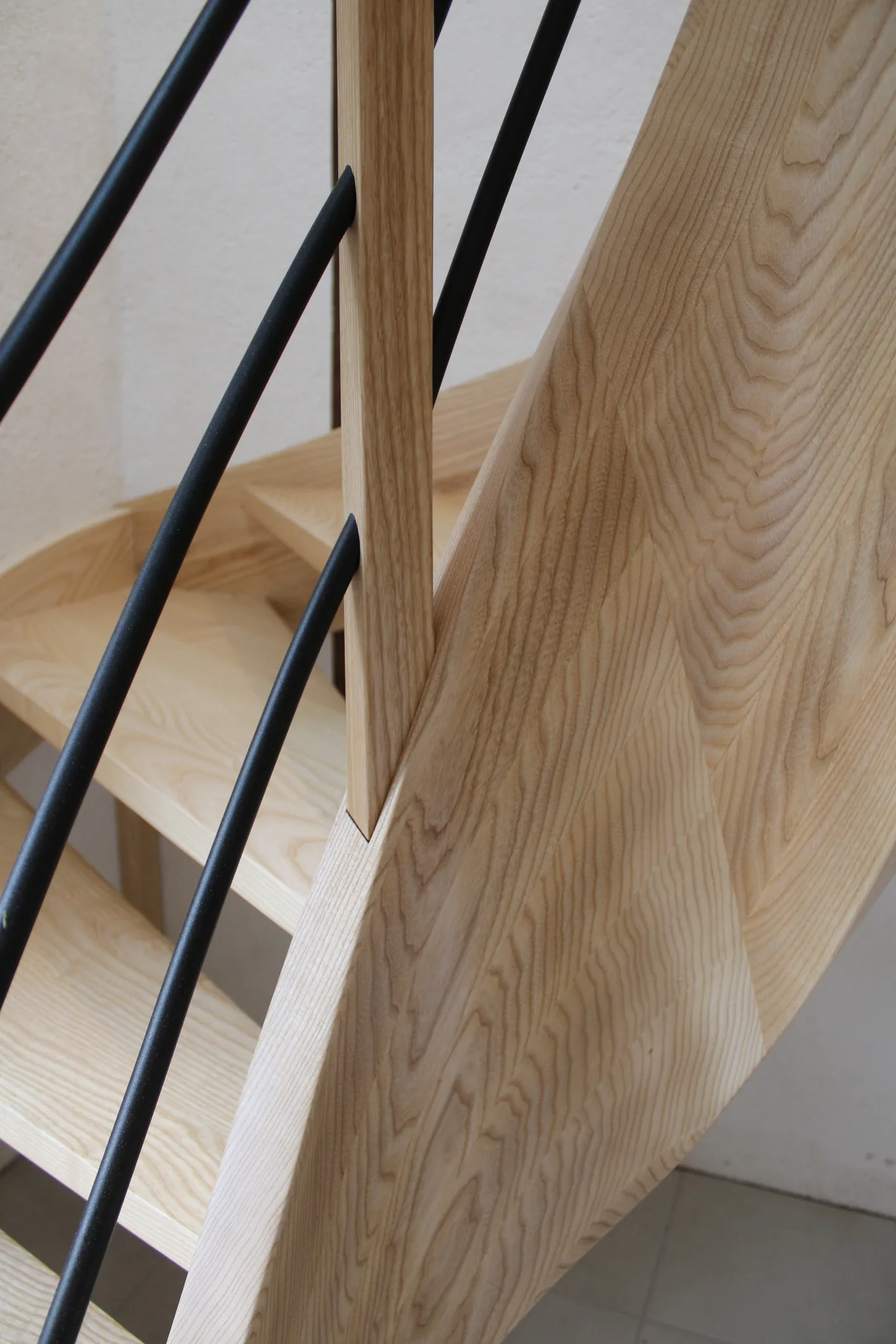 Escalier débillardé double quart tournant en frêne — Escalier (vue 9)