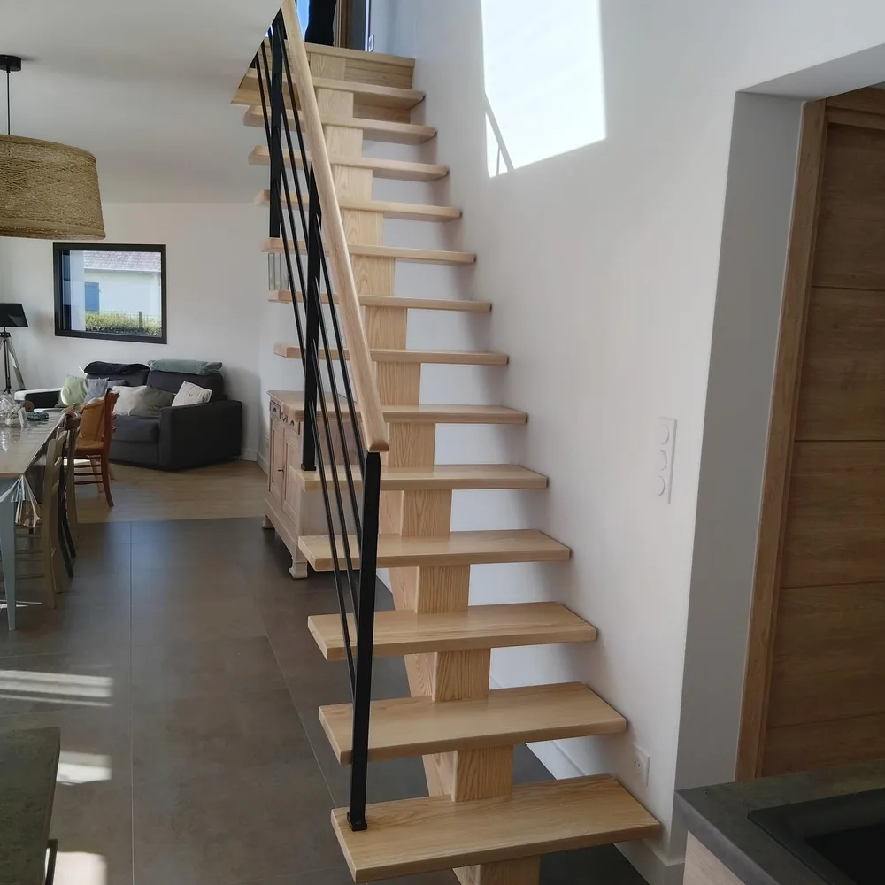 Escalier sur limon central en frêne — Escalier en bois massif