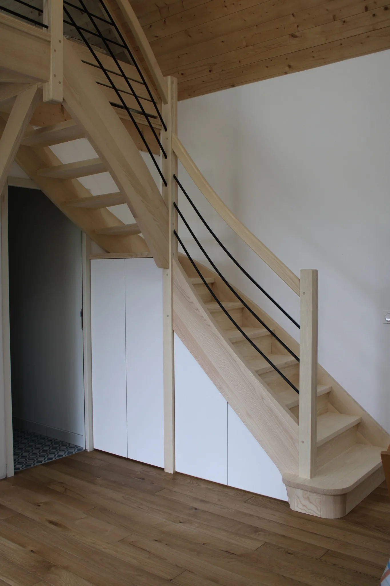 Escalier, meuble penderie et châssis — Escalier (vue 2)