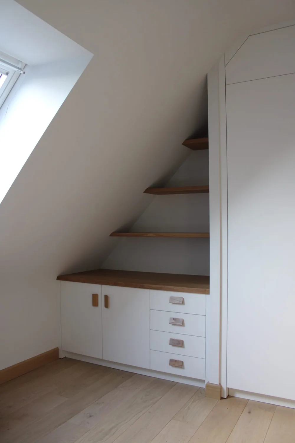 Aménagement de chambre en mdf laqué blanc et chêne — Agencement en bois massif