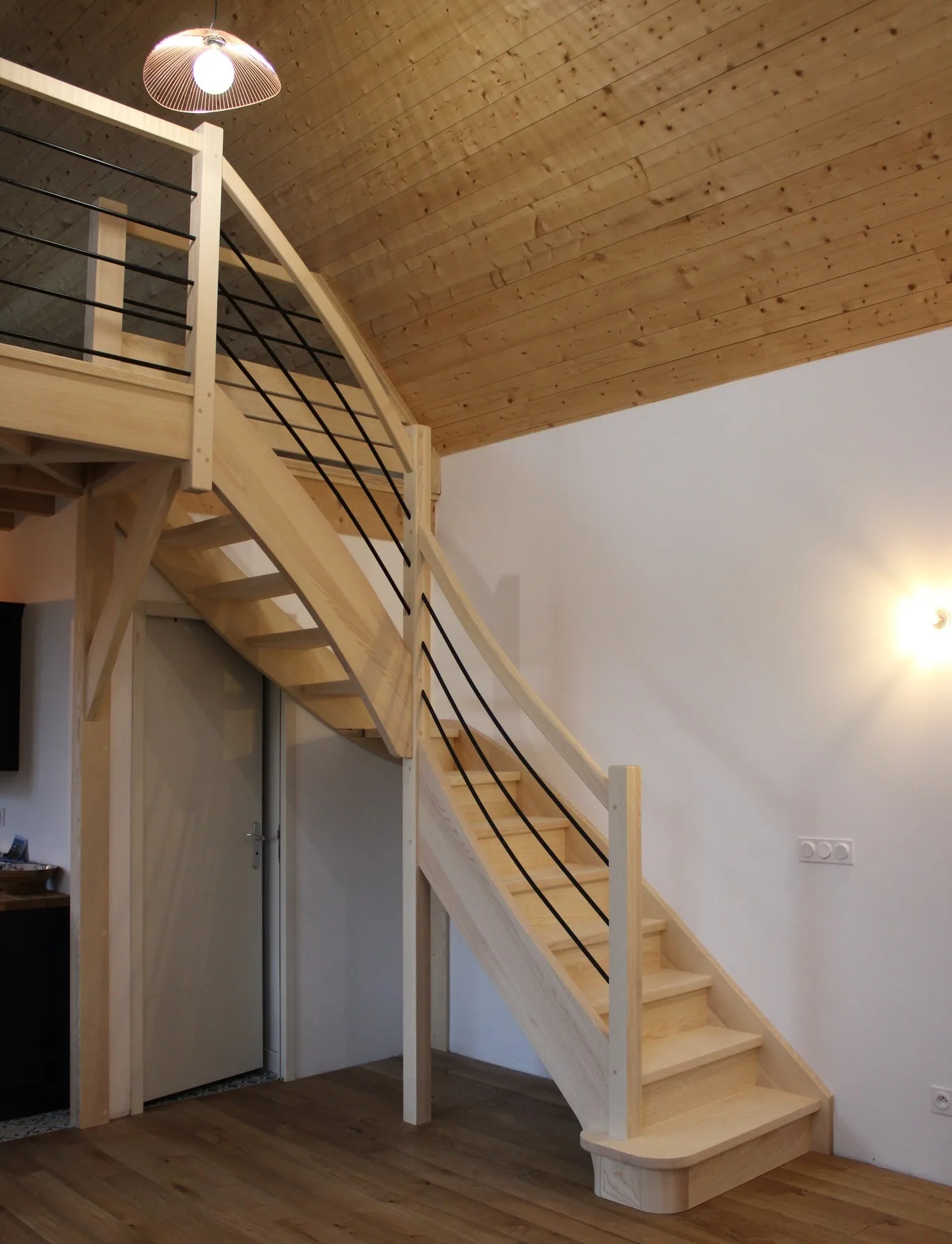 Escalier quart tournant en frêne finition brut — Escalier (vue 2)