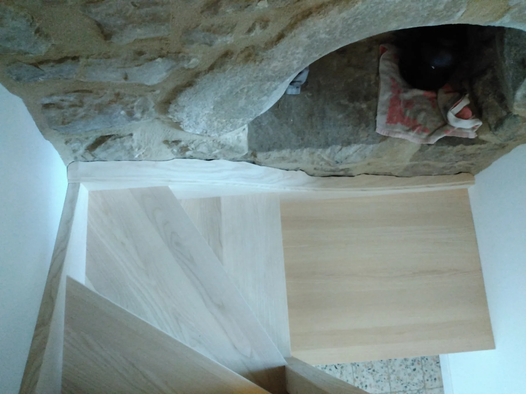 Escalier en frêne finition brut — Escalier (vue 4)