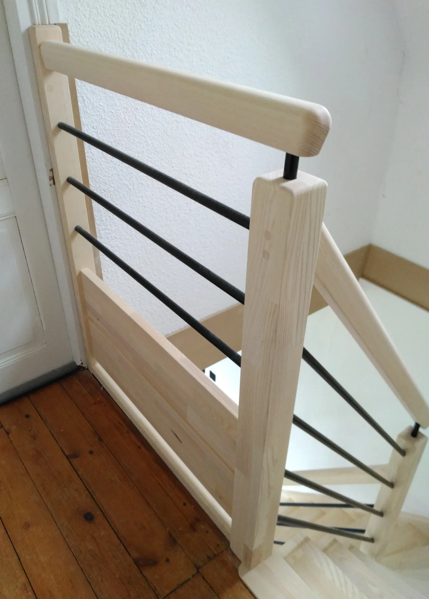 Escalier en frêne abouté et tube alu noir — Escalier (vue 5)