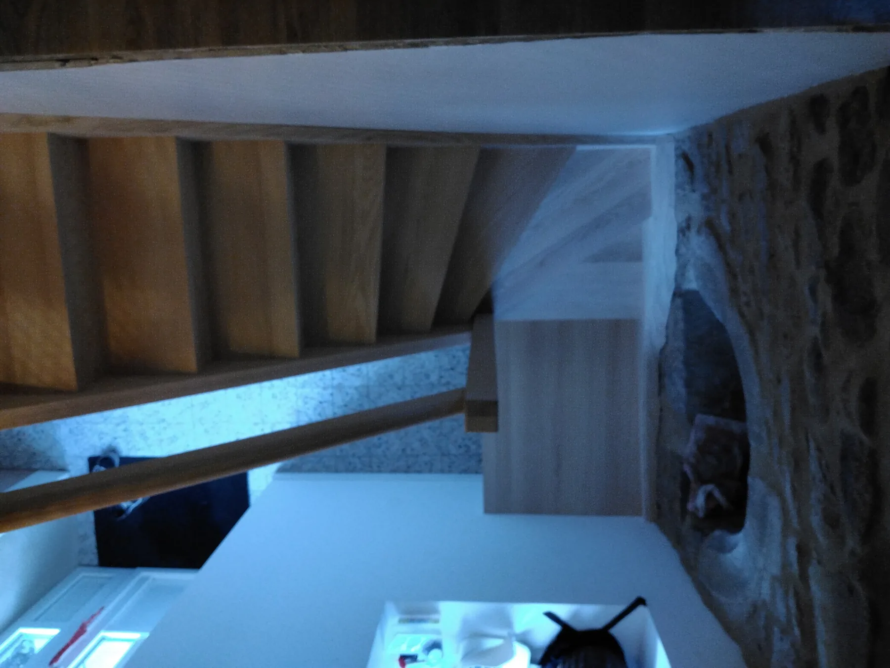 Escalier en frêne finition brut — Escalier (vue 3)