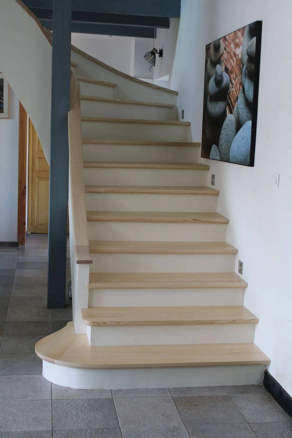 Habillage d'escalier, marches en frêne massif — Escalier en bois massif