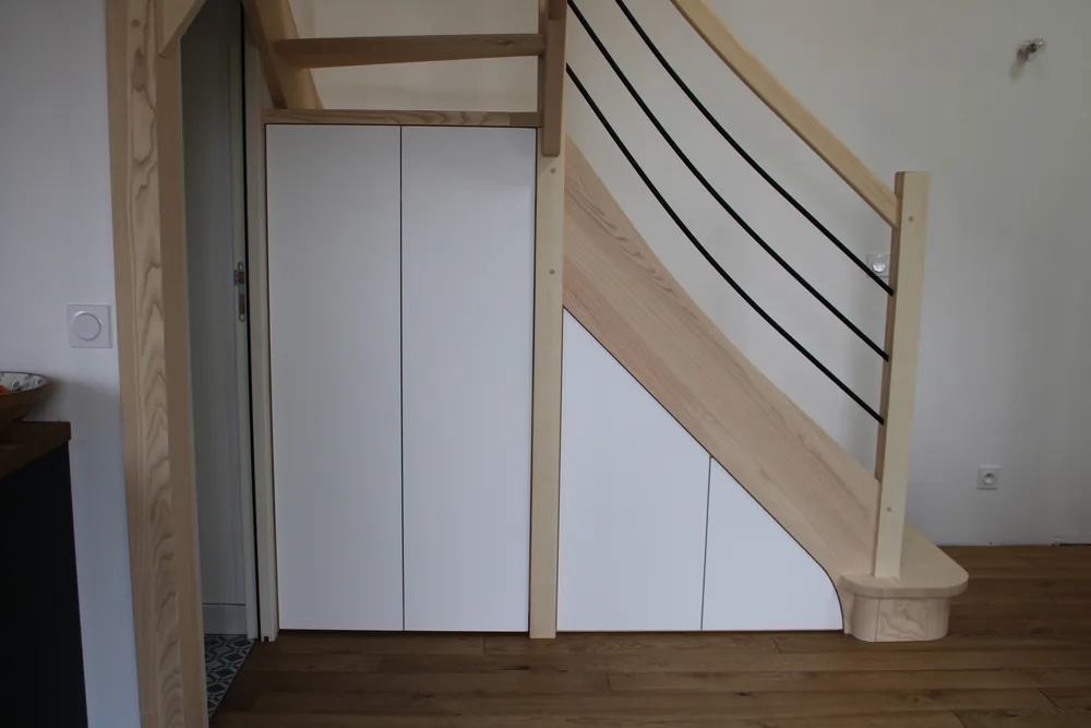 Escalier, meuble penderie et châssis — Escalier en bois massif