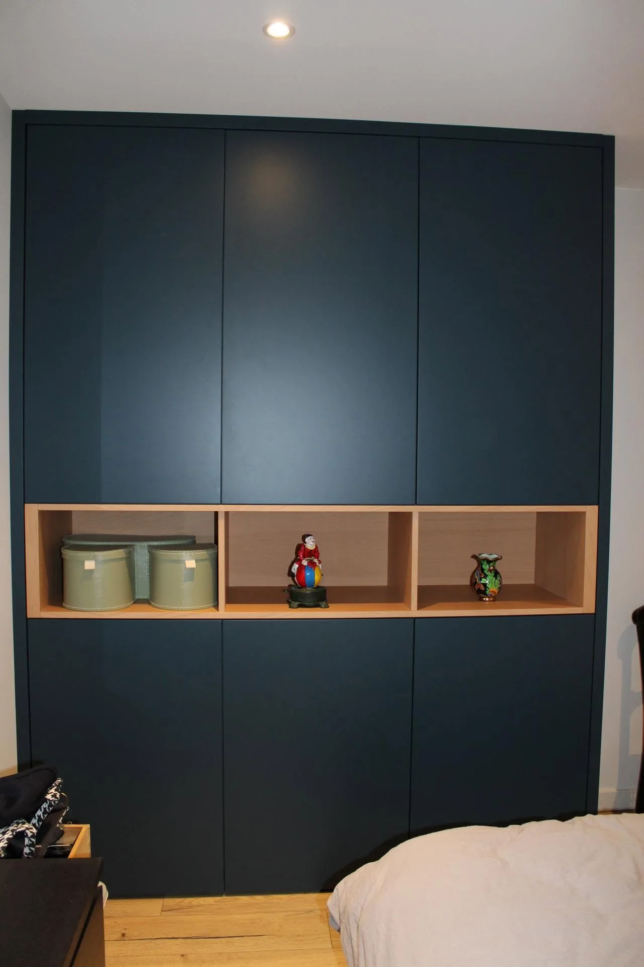 Dressing bleu pétrole, niche en chêne — Dressing