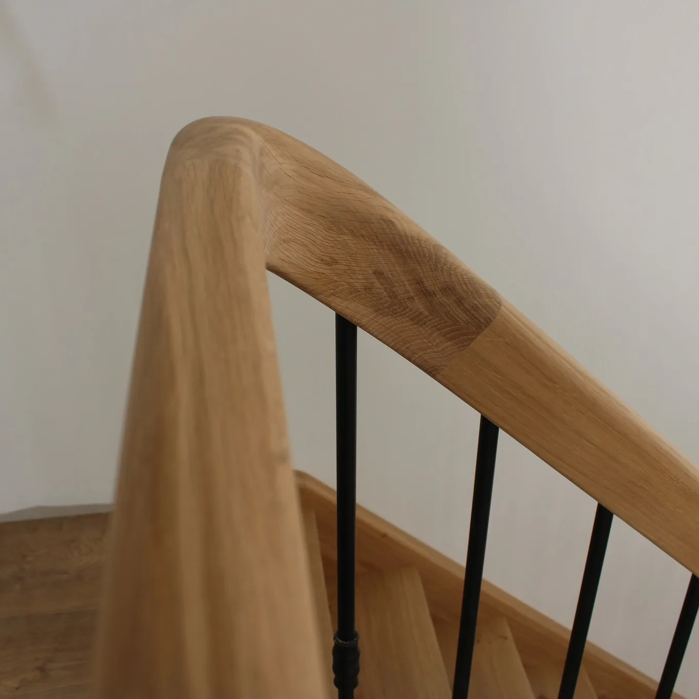 Escalier chêne, balustres acier noir — Escalier (vue 7)