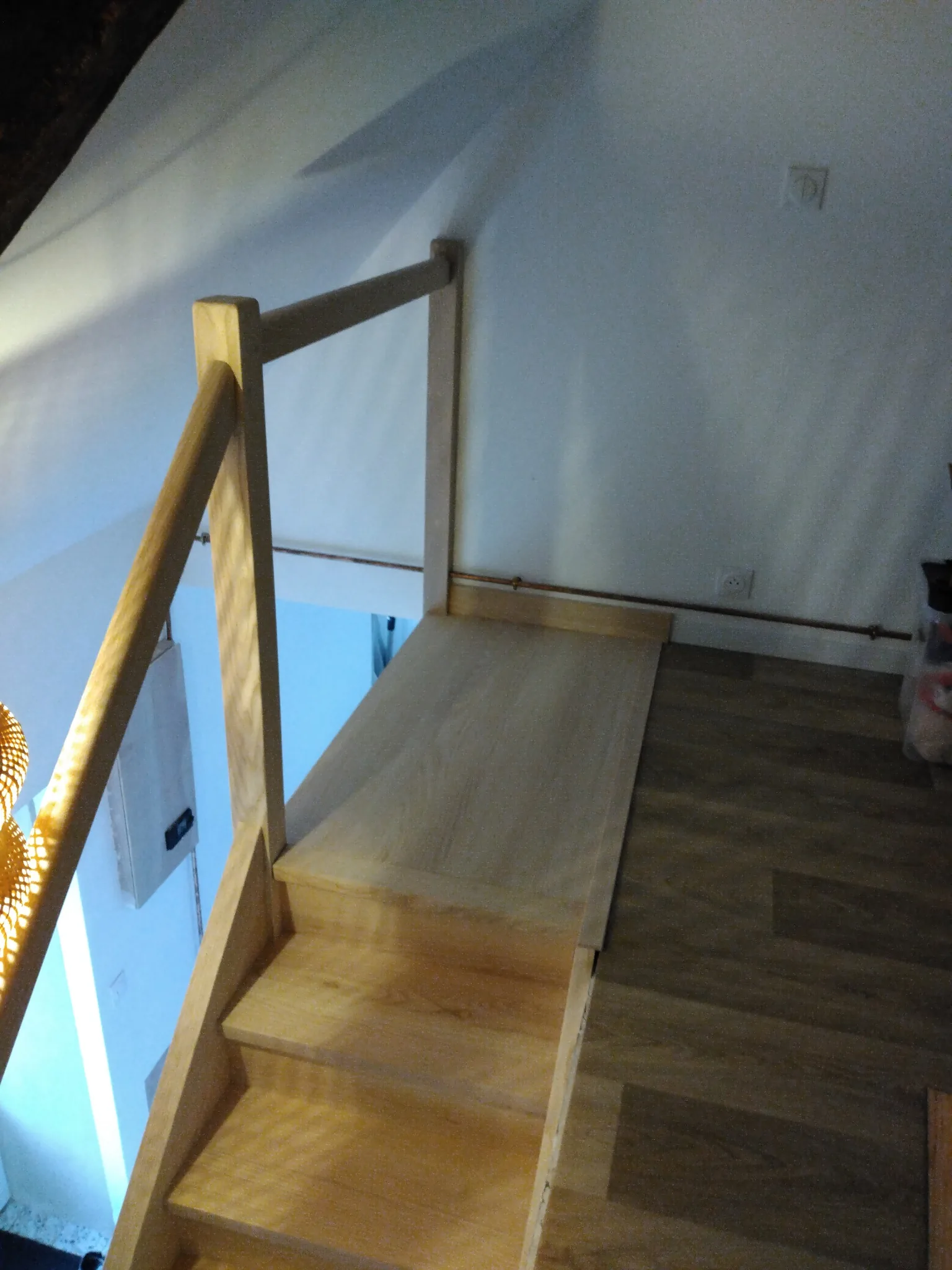 Escalier en frêne finition brut — Escalier (vue 2)