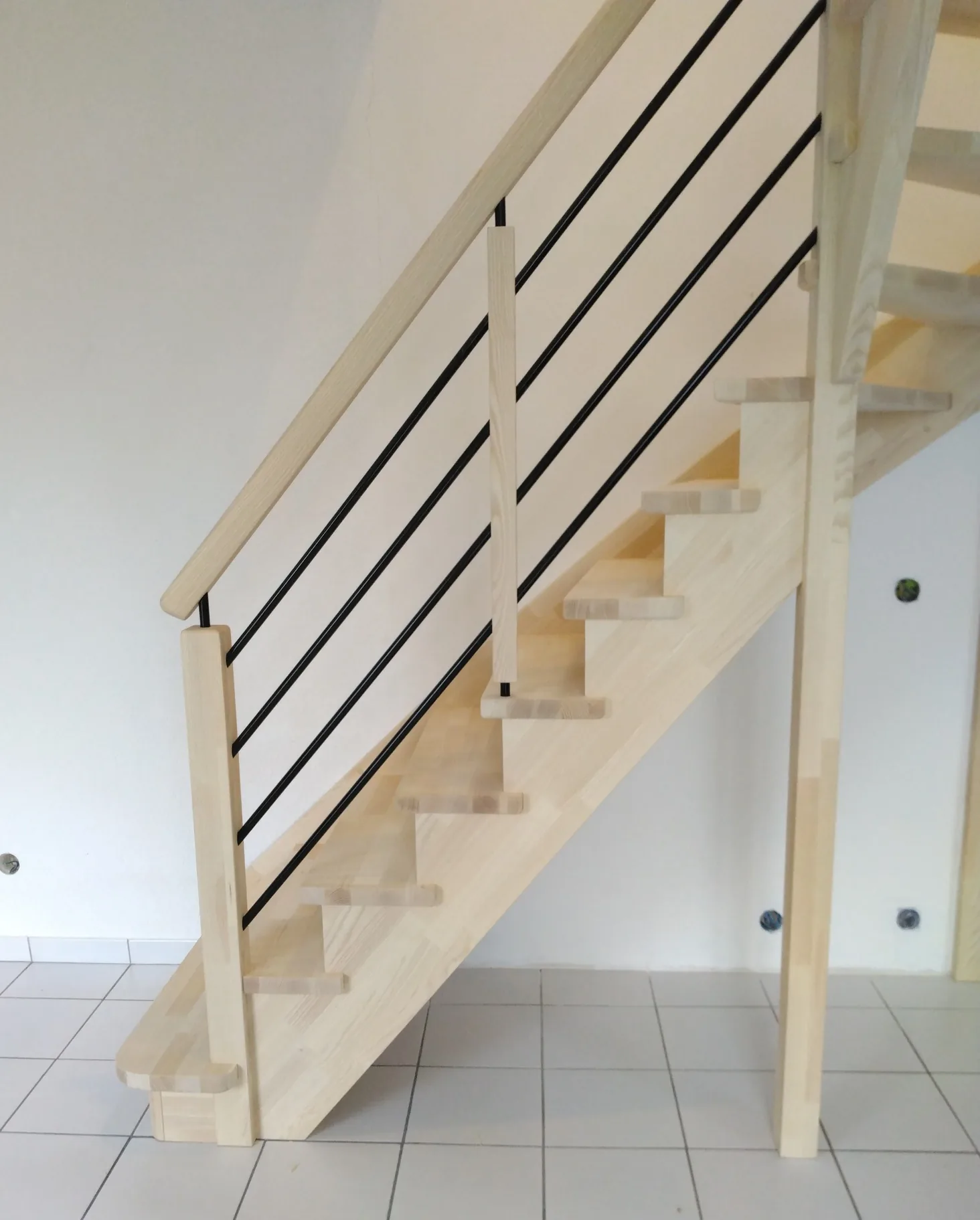 Escalier en frêne abouté et tube alu noir — Escalier (vue 3)