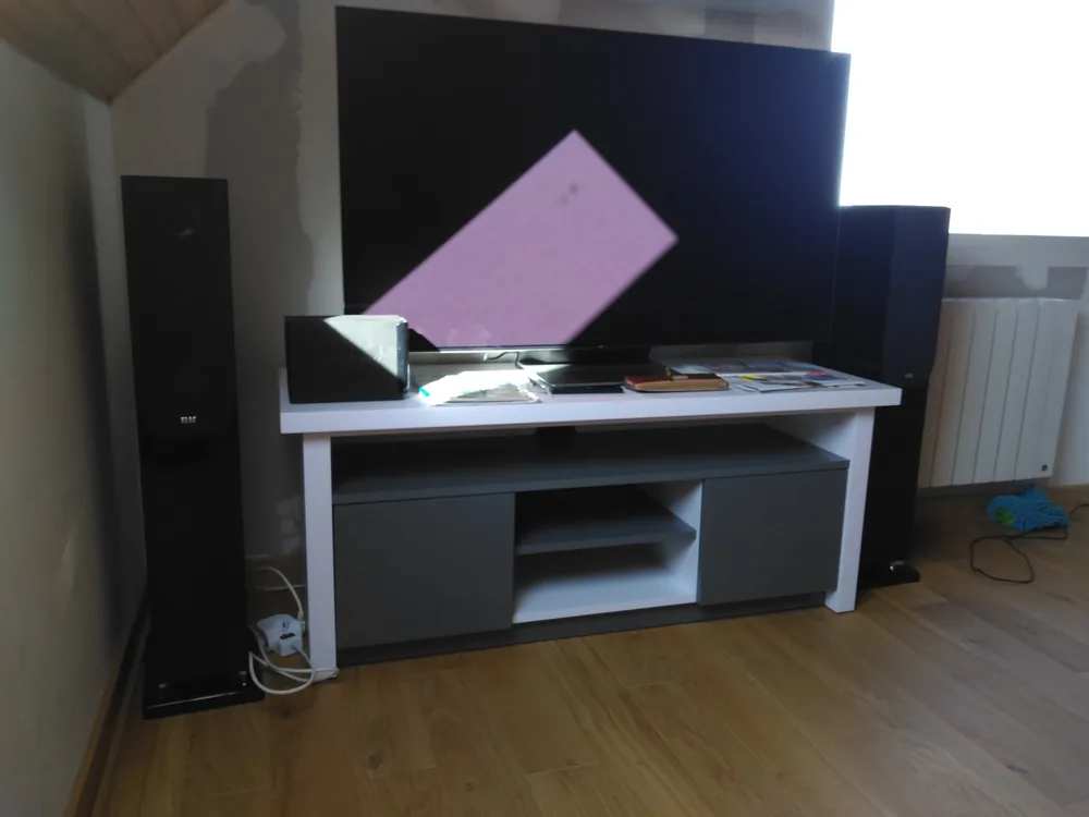 Meuble télé et étagère murale en panneaux mélaminés — Mobilier en bois massif