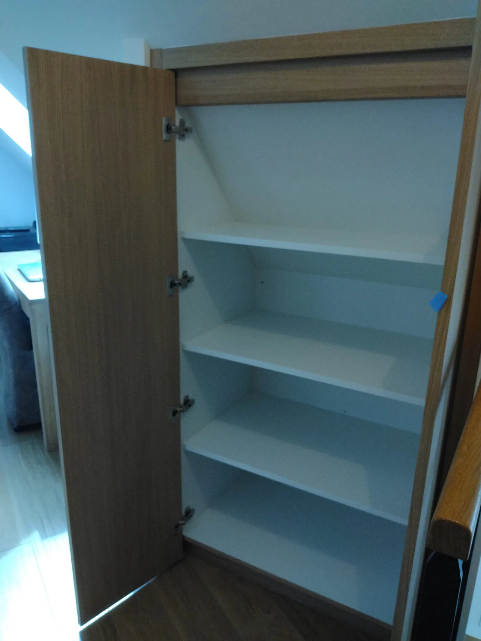 Placards sous rampant en plaqué chêne — Dressing (vue 4)