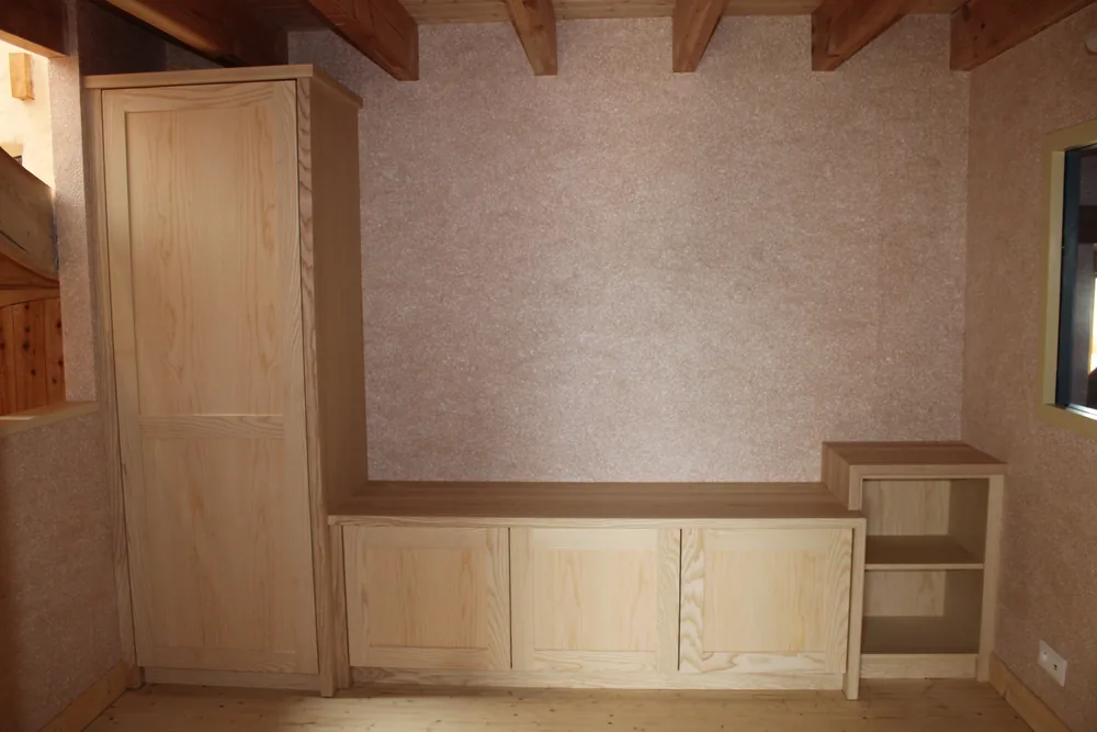 Meuble de rangement/banquette en frêne blanc — Mobilier en bois massif