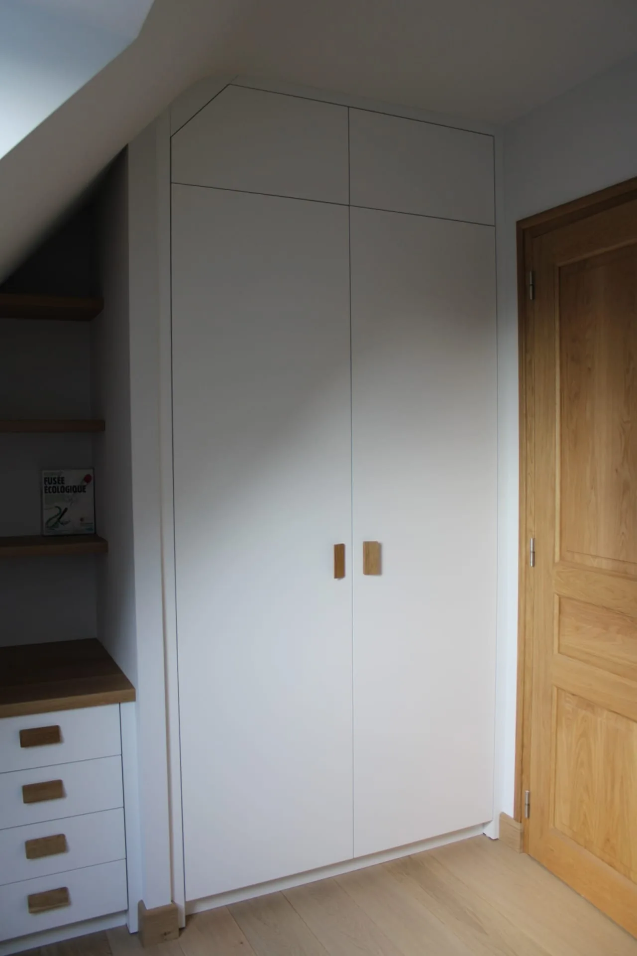 Aménagement de chambre en mdf laqué blanc et chêne — Agencement (vue 2)