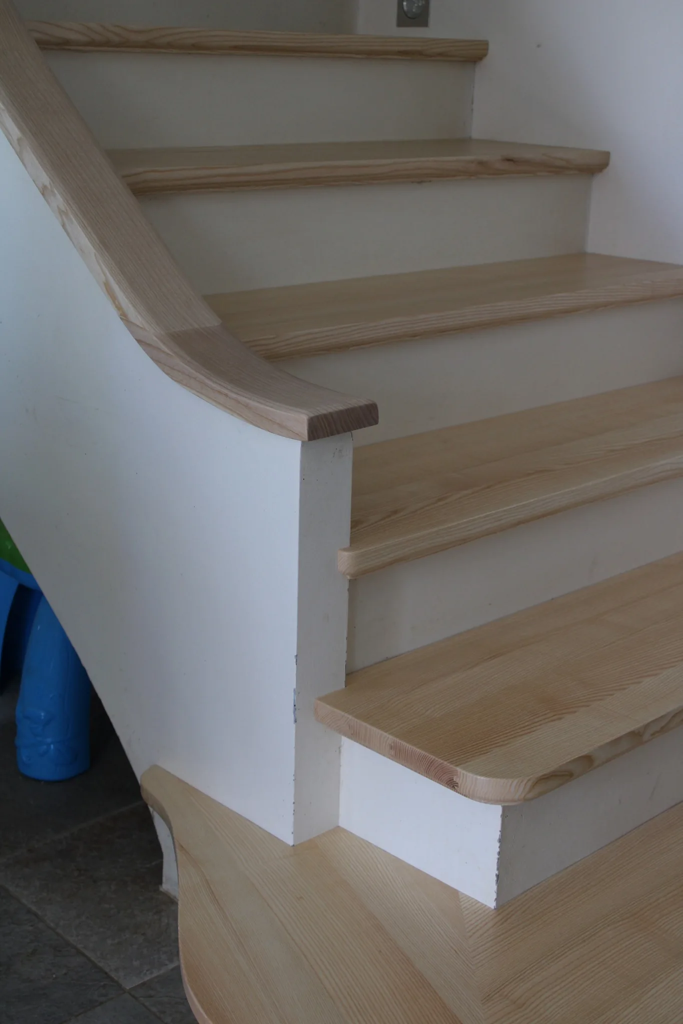 Habillage d'escalier, marches en frêne massif — Escalier (vue 6)