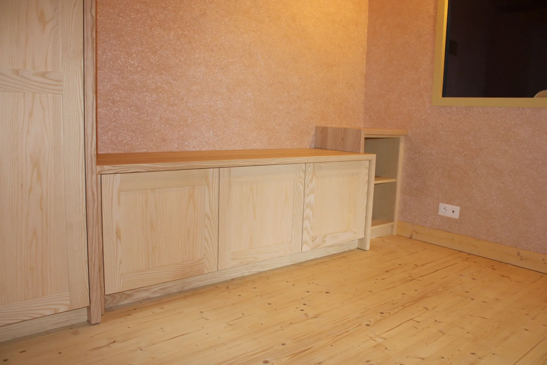 Meuble de rangement/banquette en frêne blanc — Mobilier (vue 3)