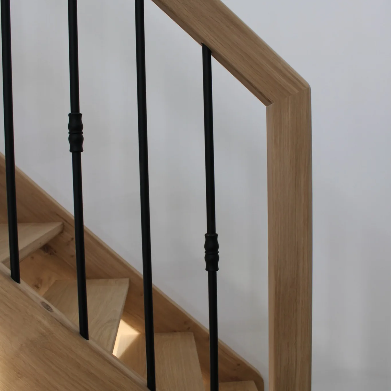 Escalier chêne, balustres acier noir — Escalier (vue 2)
