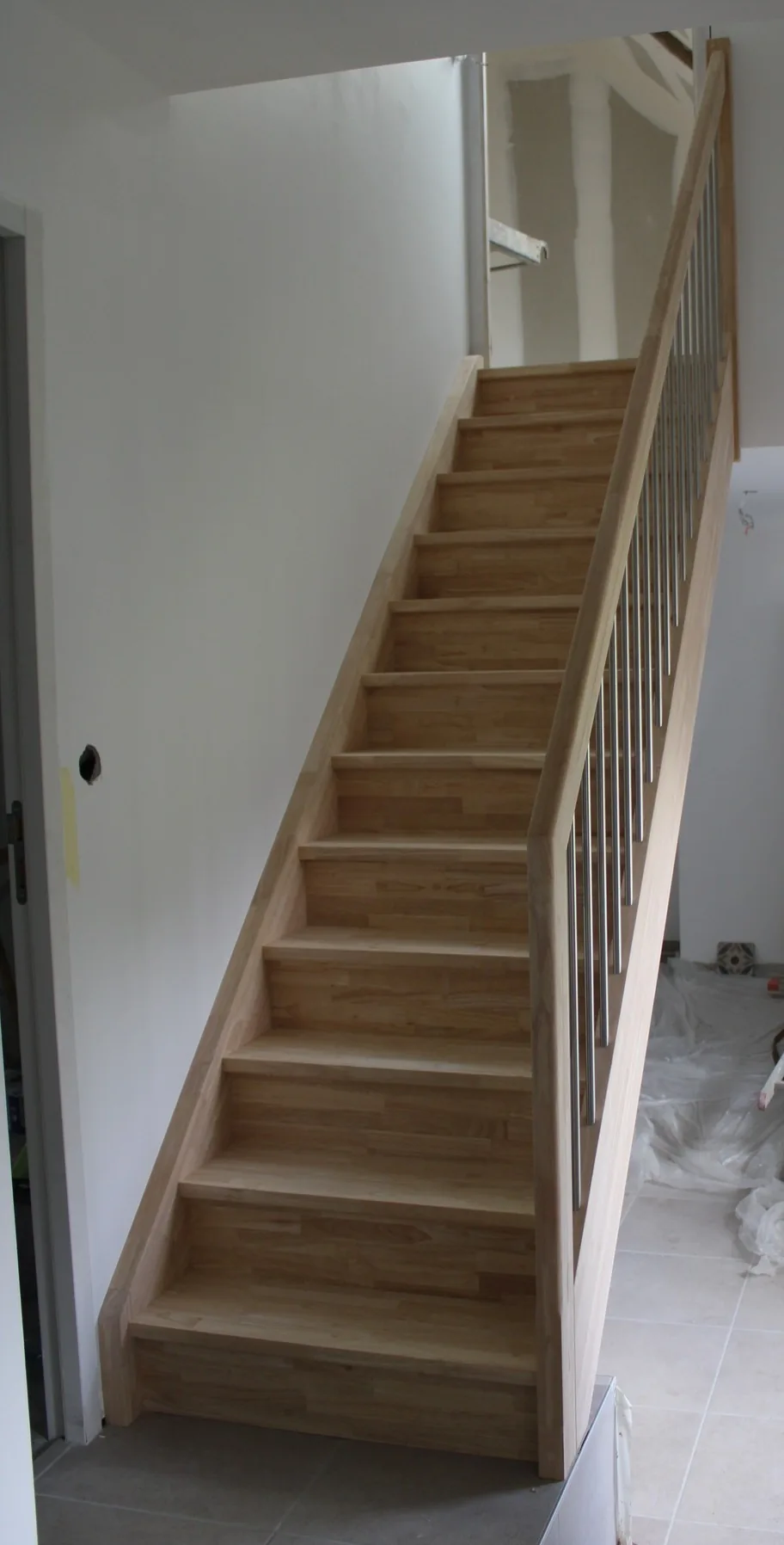 Escalier droit en Hévéa abouté — Escalier en bois massif