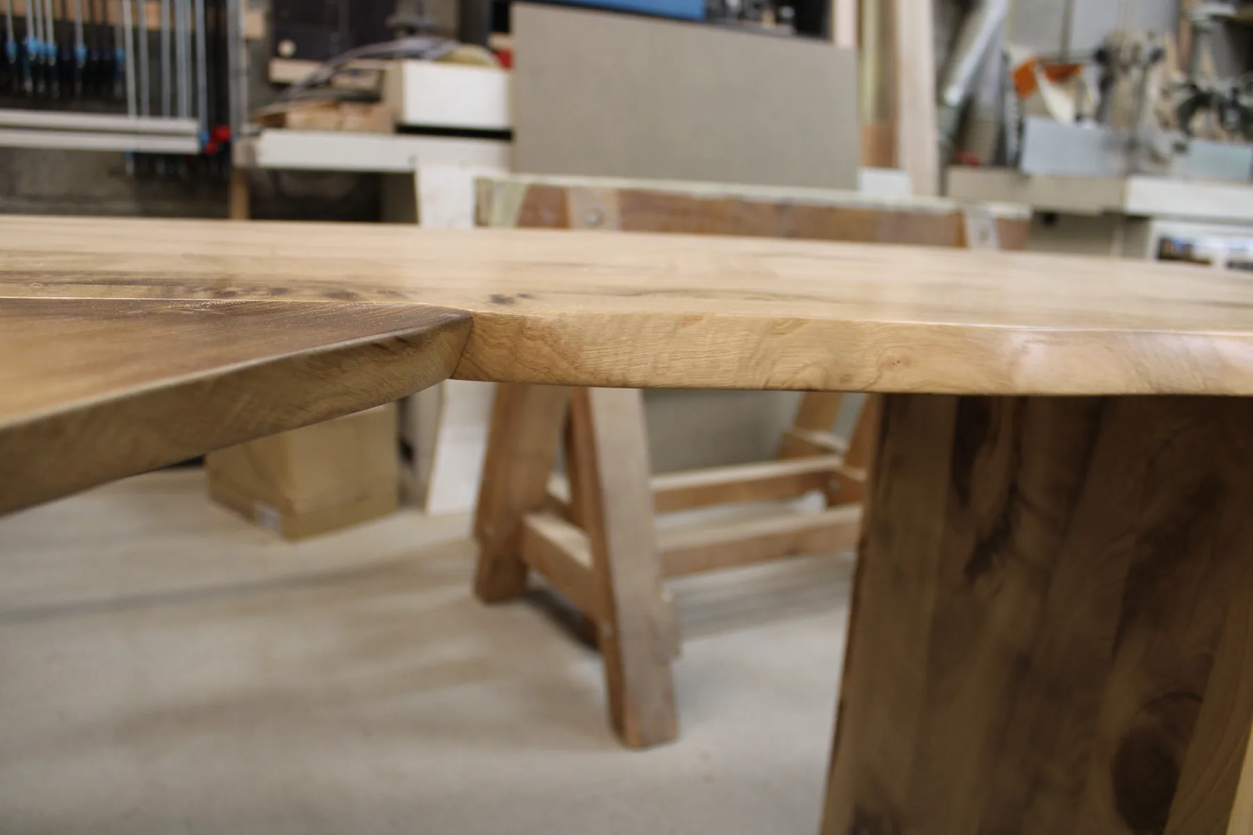 Bureau, banquette et rangement en châtaigné — Mobilier (vue 3)