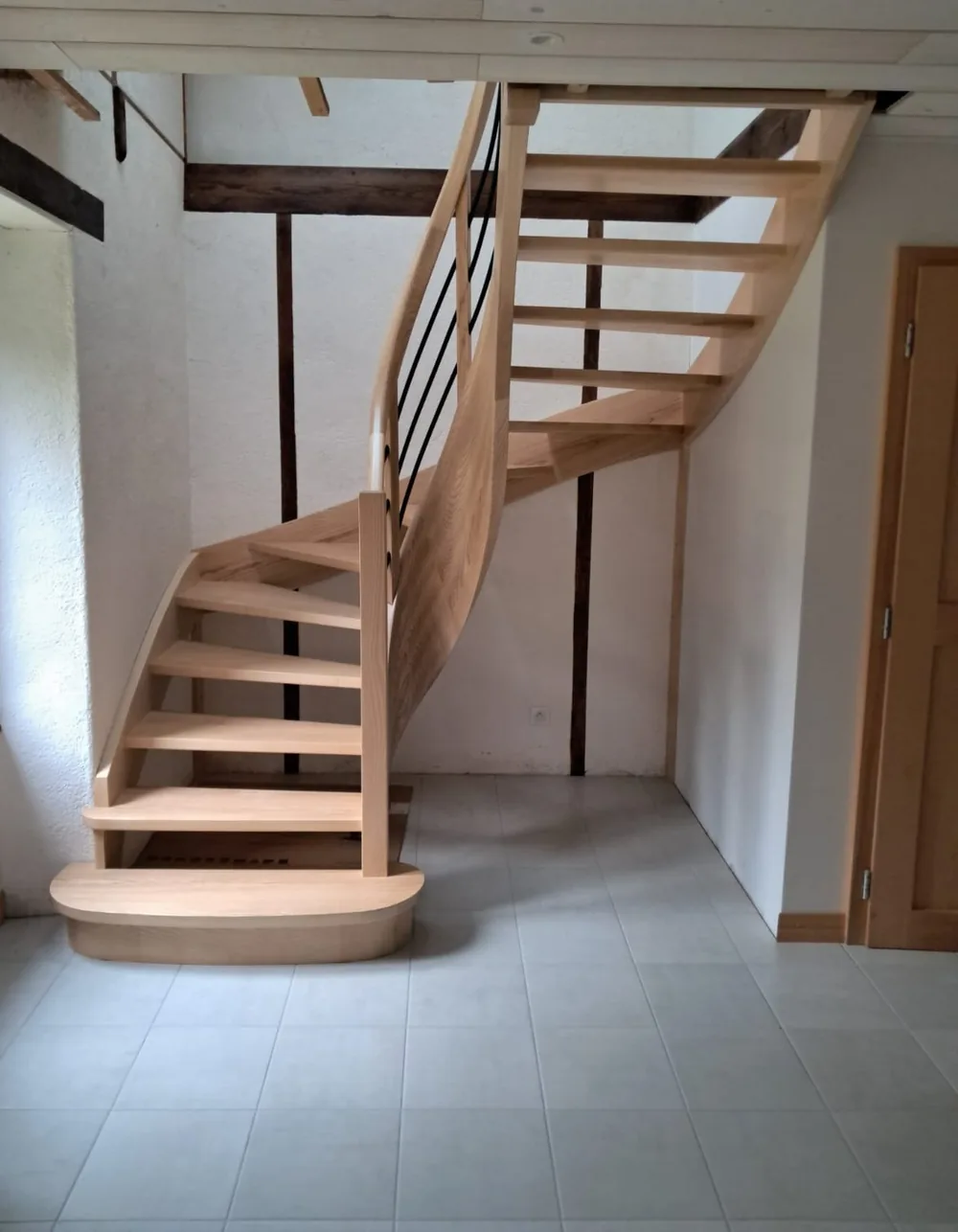 Escalier débillardé double quart tournant en frêne — Escalier en bois massif