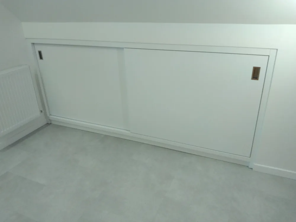 Placard sous rampant, portes coulissantes — Dressing en bois massif