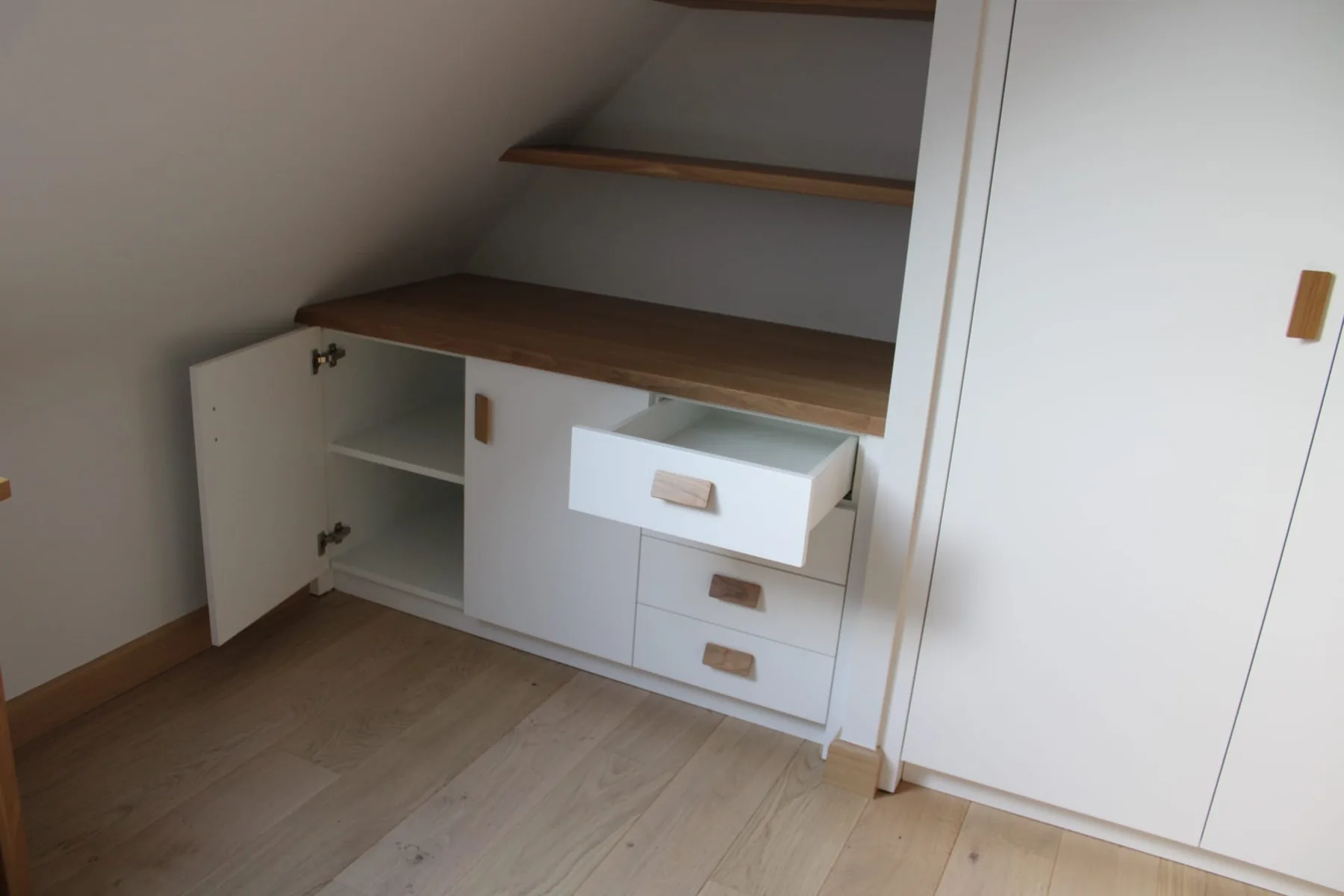 Aménagement de chambre en mdf laqué blanc et chêne — Agencement (vue 3)