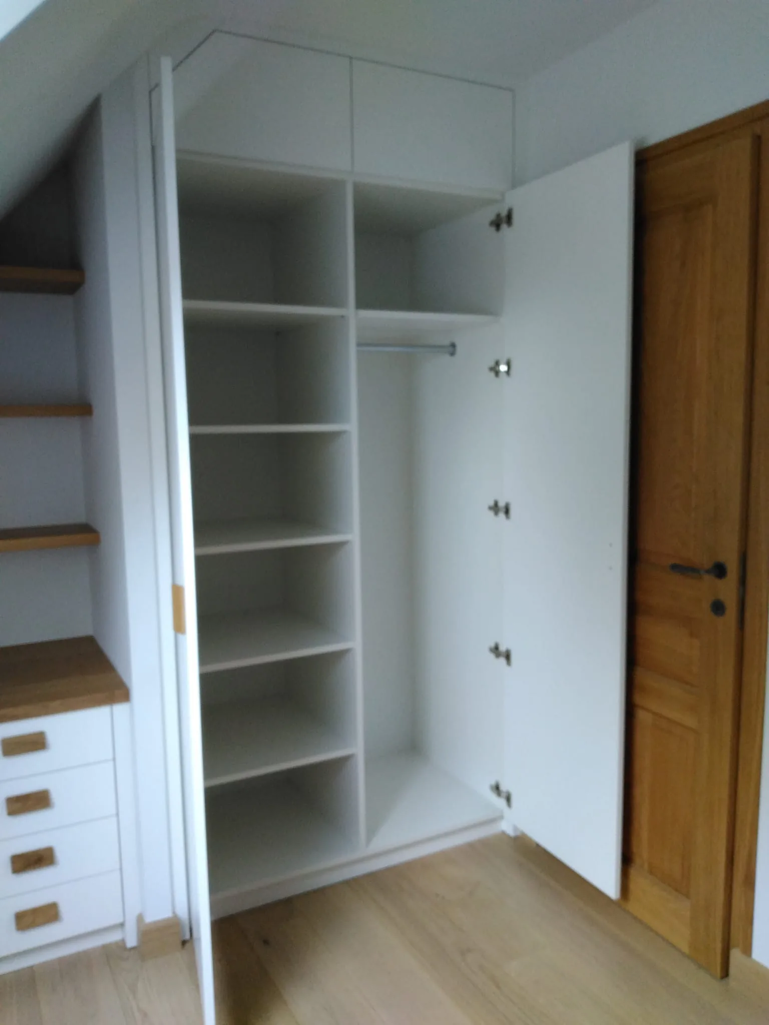 Aménagement de chambre en mdf laqué blanc et chêne — Agencement (vue 4)