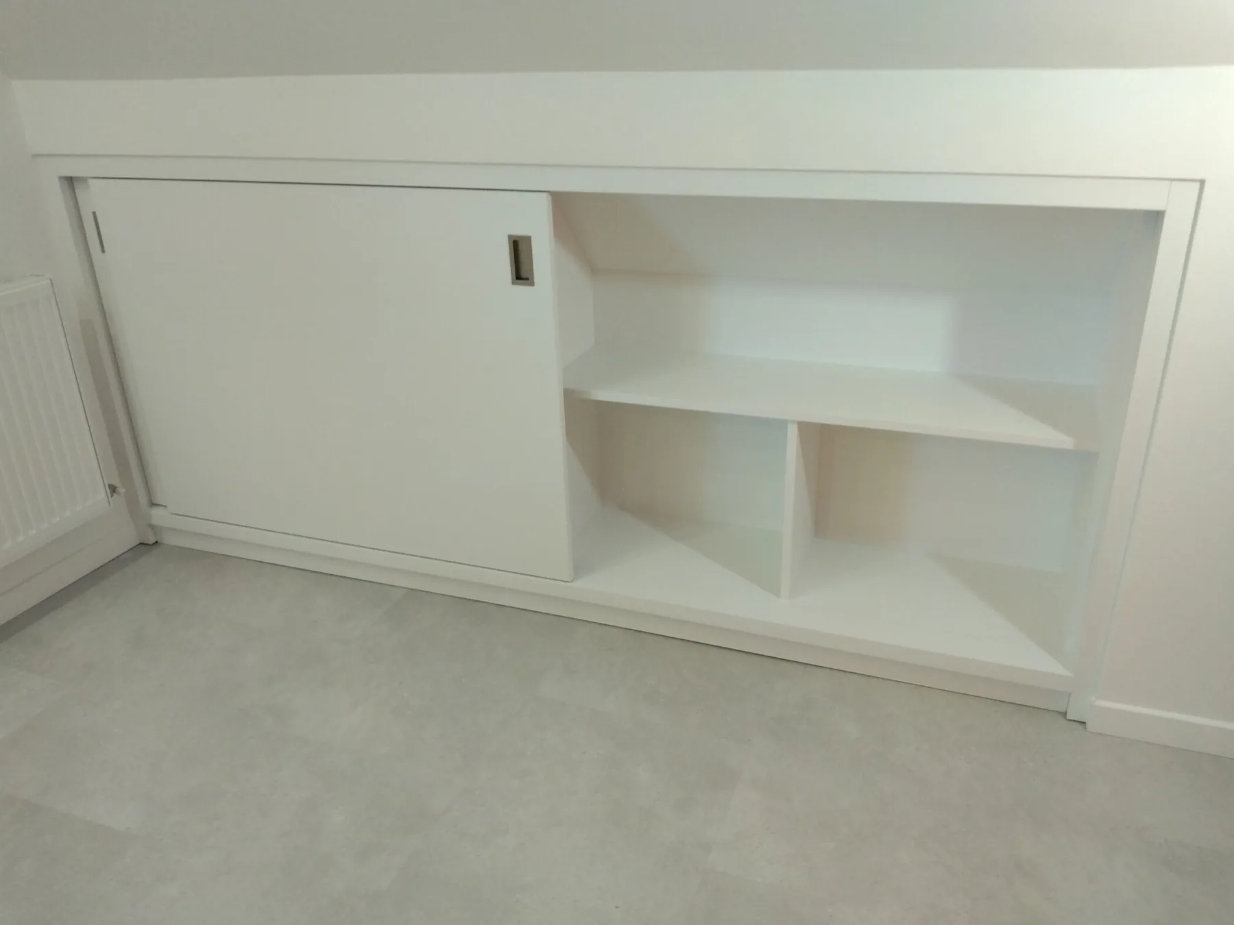 Placard sous rampant, portes coulissantes — Dressing (vue 2)