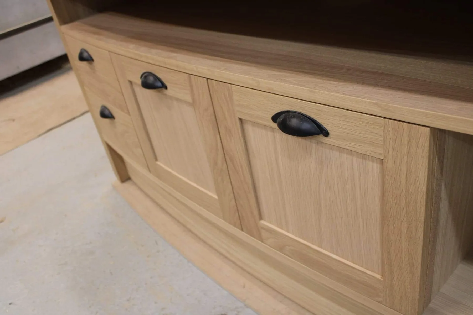 Meuble TV en chêne finition vernis naturel mat — Mobilier (vue 2)