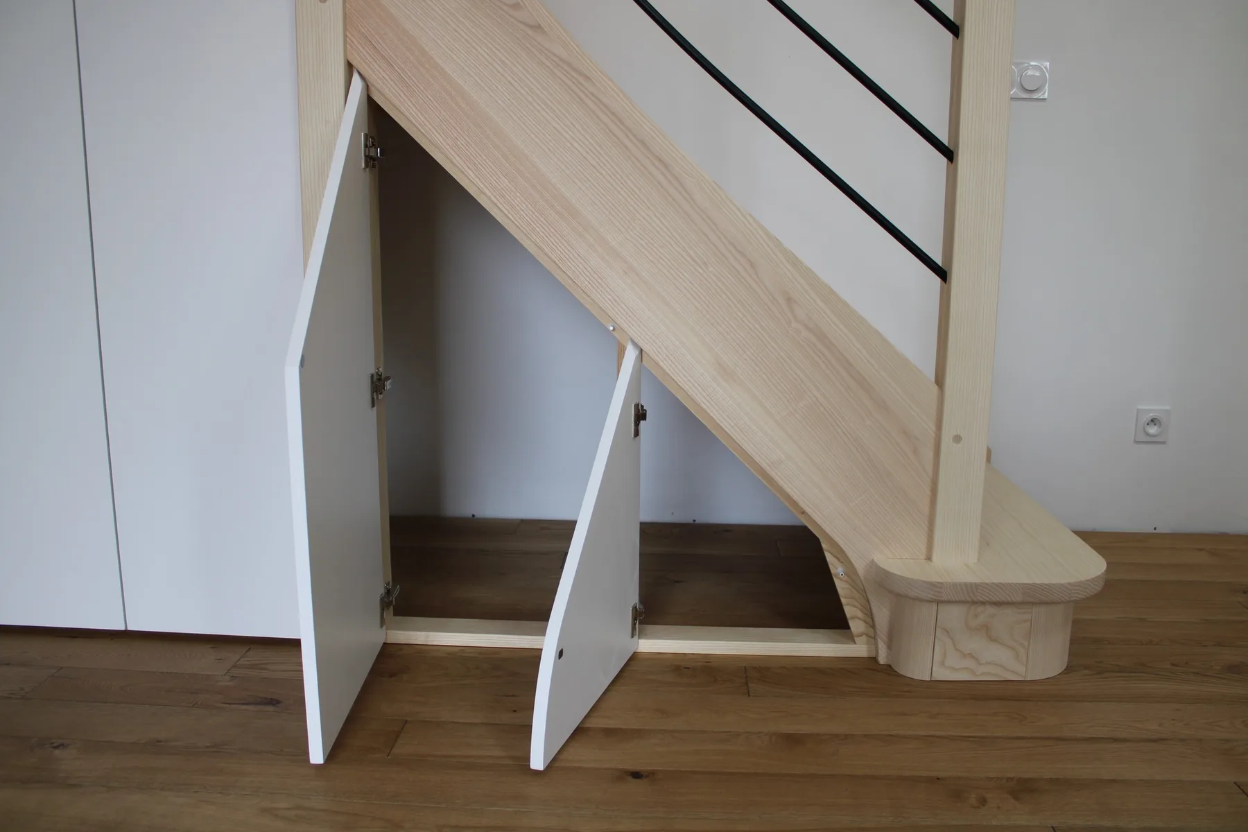 Escalier, meuble penderie et châssis — Escalier (vue 4)