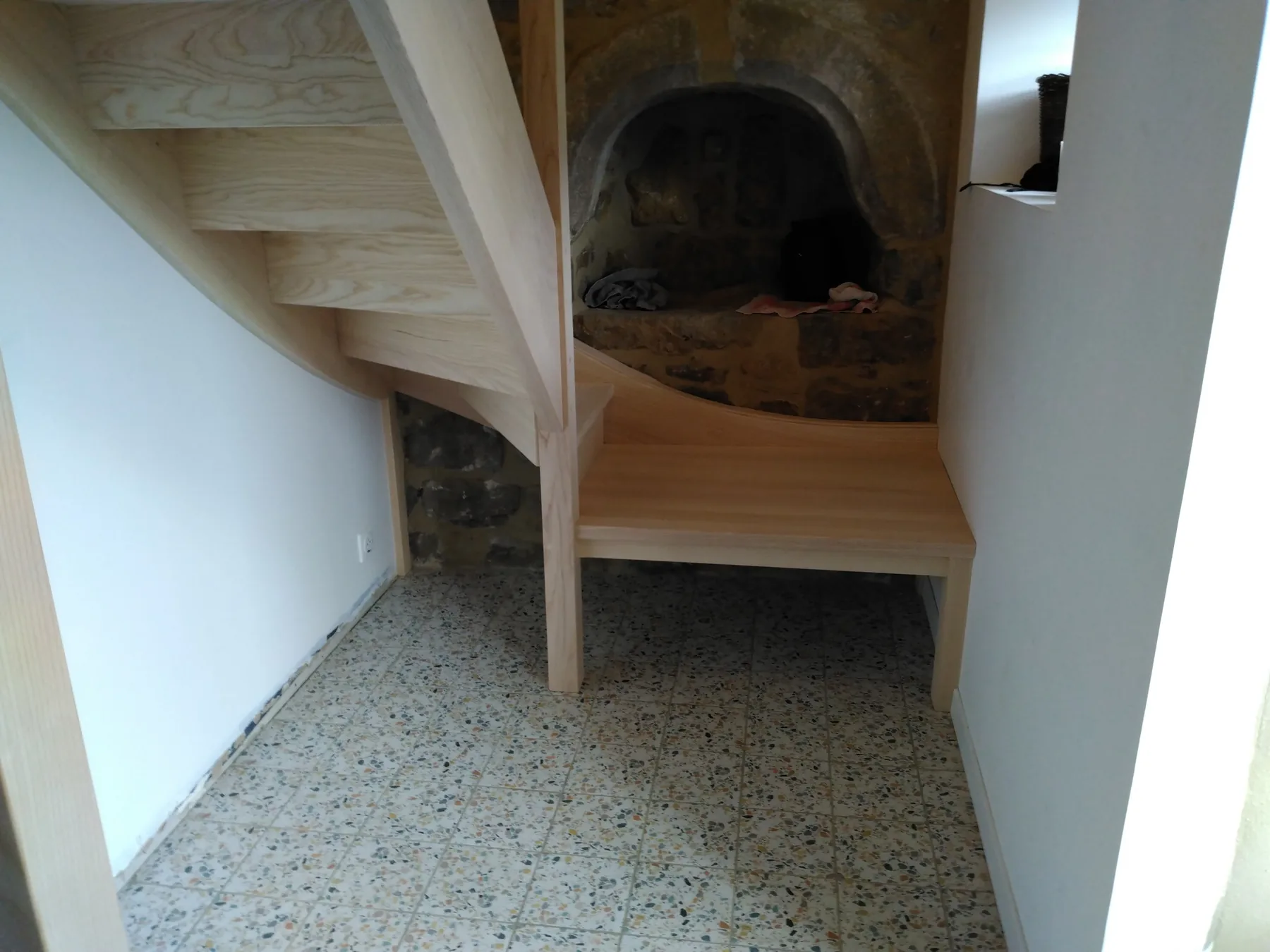 Escalier en frêne finition brut — Escalier (vue 6)