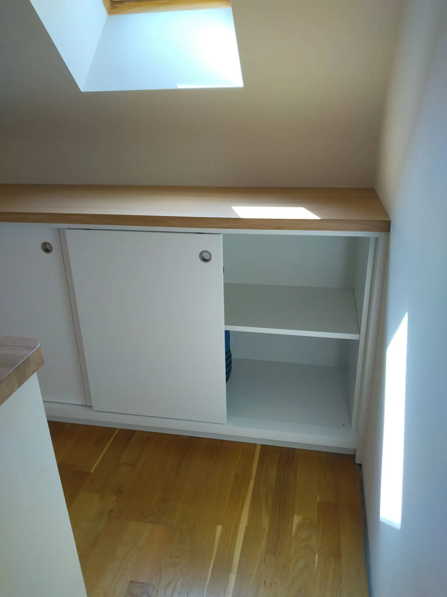 Meuble bas 4 portes coulissantes en mdf laqué blanc — Mobilier (vue 3)