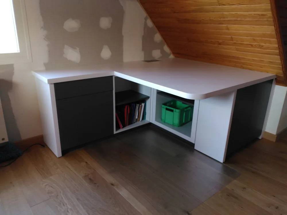Meubles de bureau en panneaux mélaminés — Mobilier en bois massif