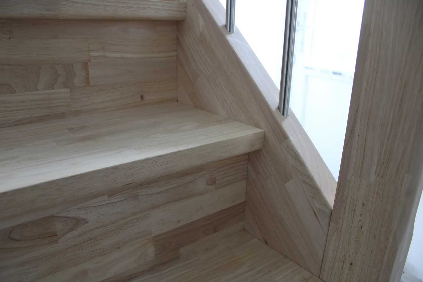 Escalier droit en Hévéa abouté — Escalier (vue 3)