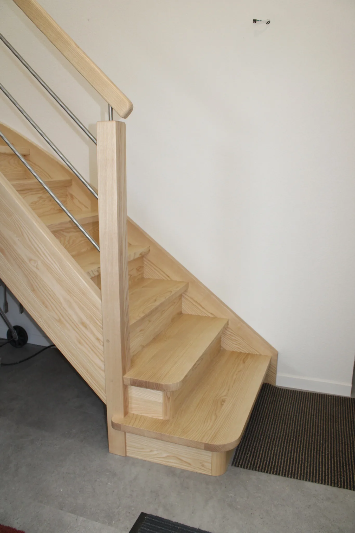 Escalier simple quart tournant en frêne massif — Escalier (vue 3)